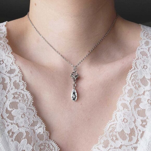 Gothic Victorian elegant teardrop caged silver pearl necklace - Picture 4 of 9